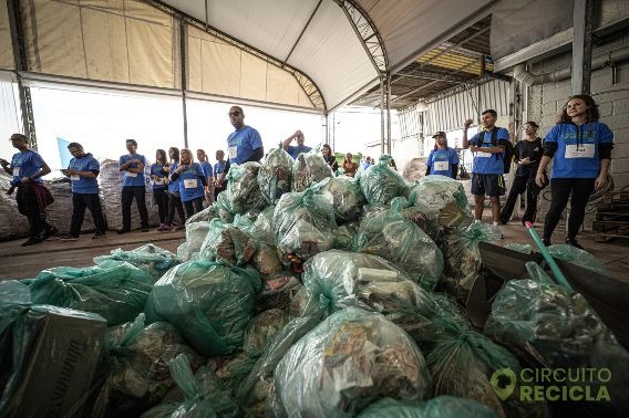 Sacos de lixo coletados de uma prática de plogging no Brasil